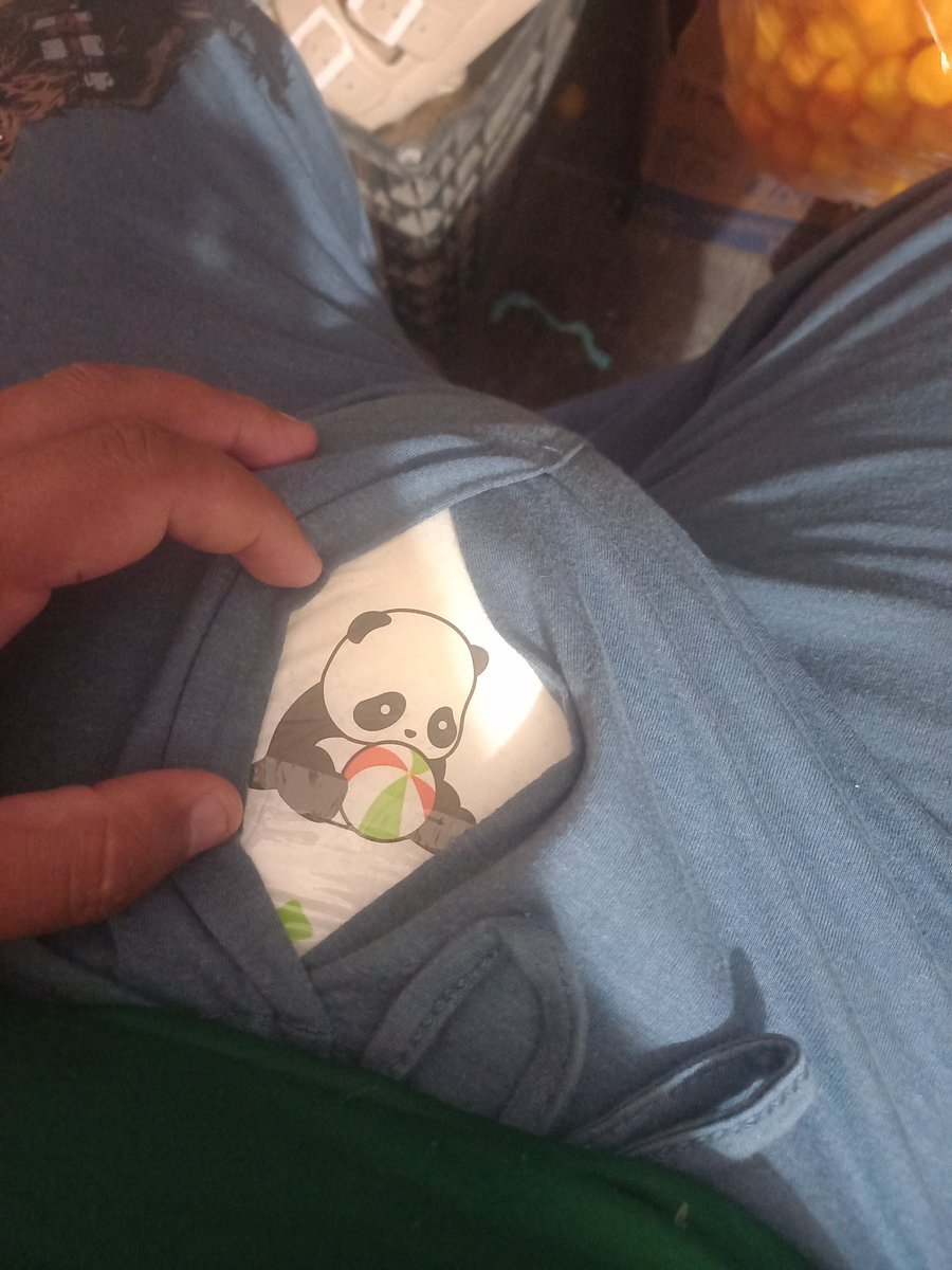 davidAbdl19's tweet photo. Un pequeño panda se asoma, aunque se está poniendo algo amarillo, ¿porque será?

#diaperlover #diapered247
#abdlboy #abdl #diaperboy https://t.co/bS1L7eMBV3