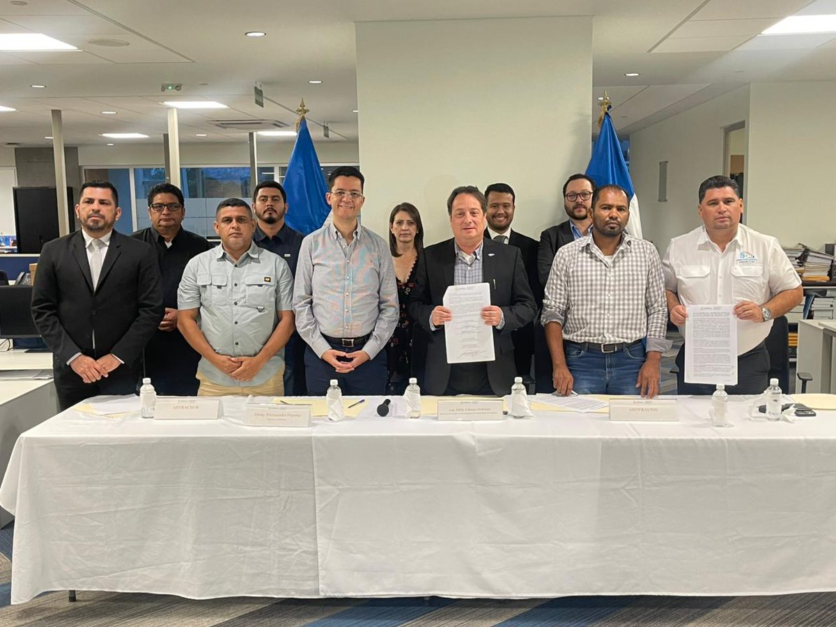 HNeddyO's tweet photo. ¡El sector construcción se fortalece mediante el diálogo permanente en busca de acuerdos para beneficio de los hondureños!

Luego de una jornada de trabajo fructuosa hemos logrado los consensos necesarios que permiten la ampliación de 120 días para la implementación del etiquetado del cemento hidráulico; también hemos acordado instalar una mesa de trabajo con el sector transporte que nos permita garantizar la continuidad  del abastecimiento y la estabilidad operativa del rubro. 

Dichos acuerdos se lograron en importante reunión con los representantes del sector transporte y autoridades del Gobierno. 

Nuestro compromiso con el diálogo sigue intacto, solo así lograremos promover la seguridad jurídica y el orden en la implementación del reglamento técnico RTH 91.01.05:26 

#DiálogoQueConstruye #DesarrolloEconómico #Honduras