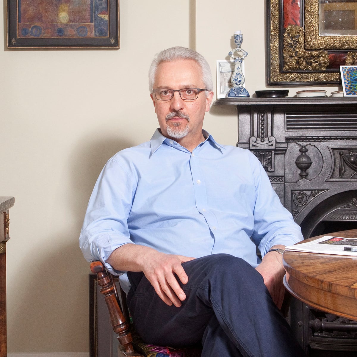 SomosVocesMX's tweet photo. El 26 de mayo de 1954 nació el autor gay Alan Hollinghurst en Stroud, Reino Unido.
En #SomosVoces consigue sus novelas gay: La biblioteca de la piscina, La estrella de la guarda, El hijo del desconocido y El caso Sparsholt, publicadas por @AnagramaEd_mx.
📷 Karen Robinson.
🌈📚✨ https://t.co/gqsxNFdYgO