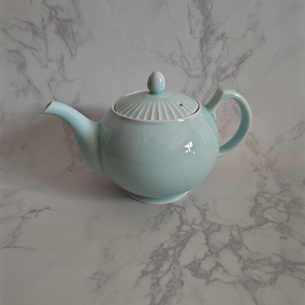 mintbeads's tweet photo. 紅茶も日本茶も烏龍茶も普段は1つのティーポットですませるズボラ
そのポットをそろそろ買い替えたいなぁ
でも壊れてないしなぁ
と思ってたらヒビが入りました
ゴメンナサイ
ネットでなんとなく選んだ波佐見焼きのティーポット
梱包を解いた瞬間美しい！とため息

#一龍陶苑 https://t.co/zbSejLl3fa