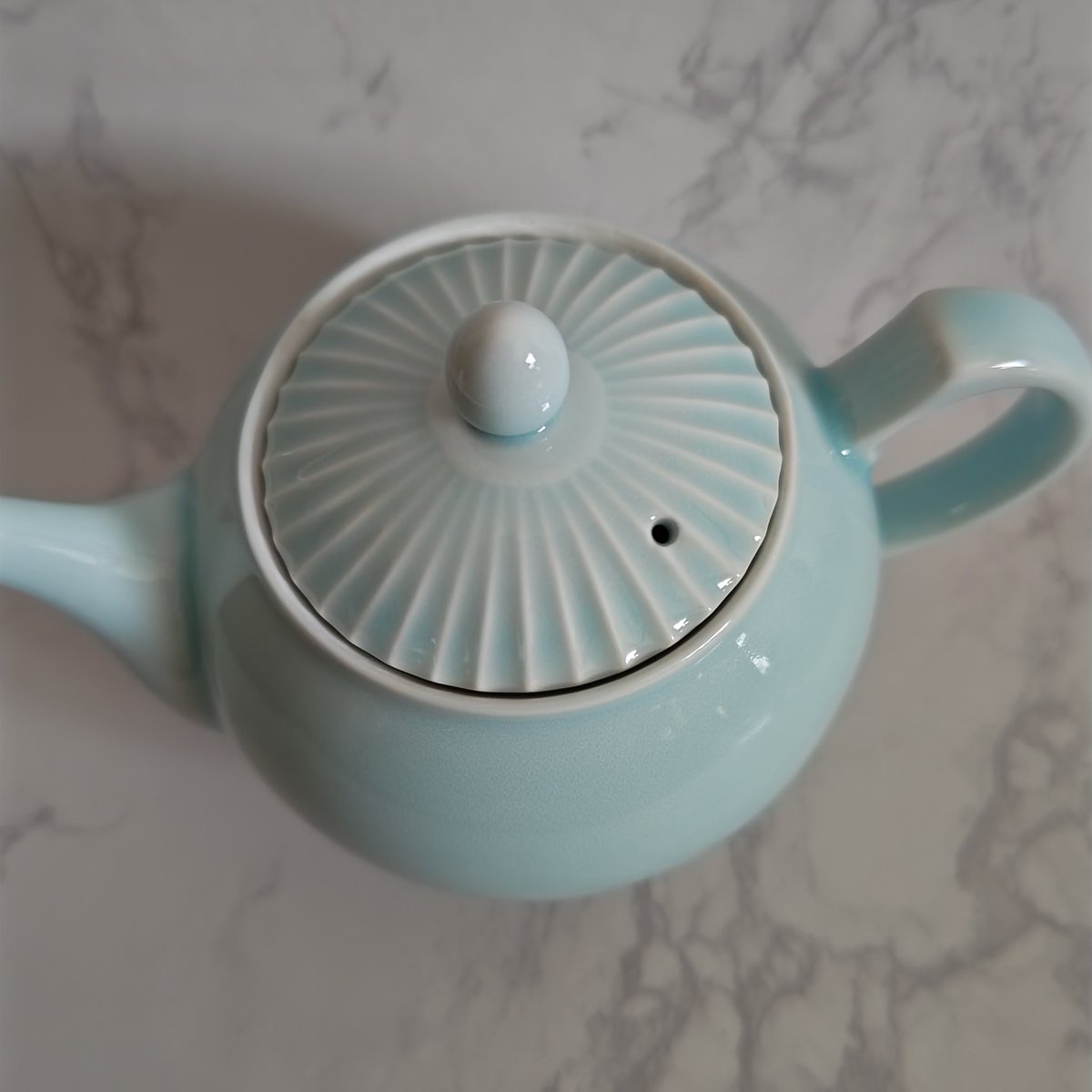 mintbeads's tweet photo. 紅茶も日本茶も烏龍茶も普段は1つのティーポットですませるズボラ
そのポットをそろそろ買い替えたいなぁ
でも壊れてないしなぁ
と思ってたらヒビが入りました
ゴメンナサイ
ネットでなんとなく選んだ波佐見焼きのティーポット
梱包を解いた瞬間美しい！とため息

#一龍陶苑 https://t.co/zbSejLl3fa