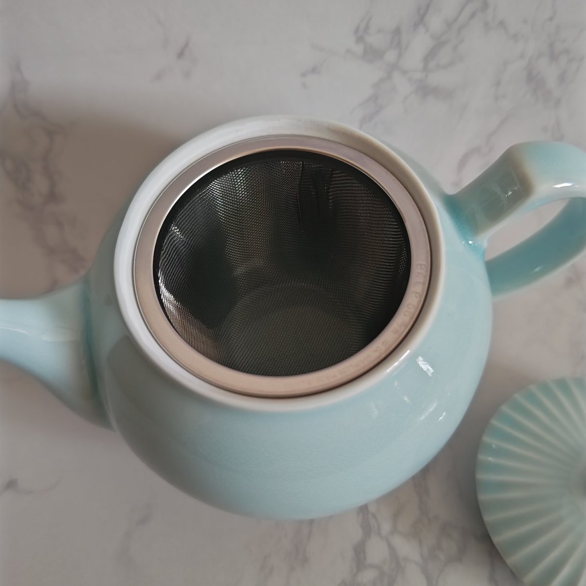 mintbeads's tweet photo. 紅茶も日本茶も烏龍茶も普段は1つのティーポットですませるズボラ
そのポットをそろそろ買い替えたいなぁ
でも壊れてないしなぁ
と思ってたらヒビが入りました
ゴメンナサイ
ネットでなんとなく選んだ波佐見焼きのティーポット
梱包を解いた瞬間美しい！とため息

#一龍陶苑 https://t.co/zbSejLl3fa