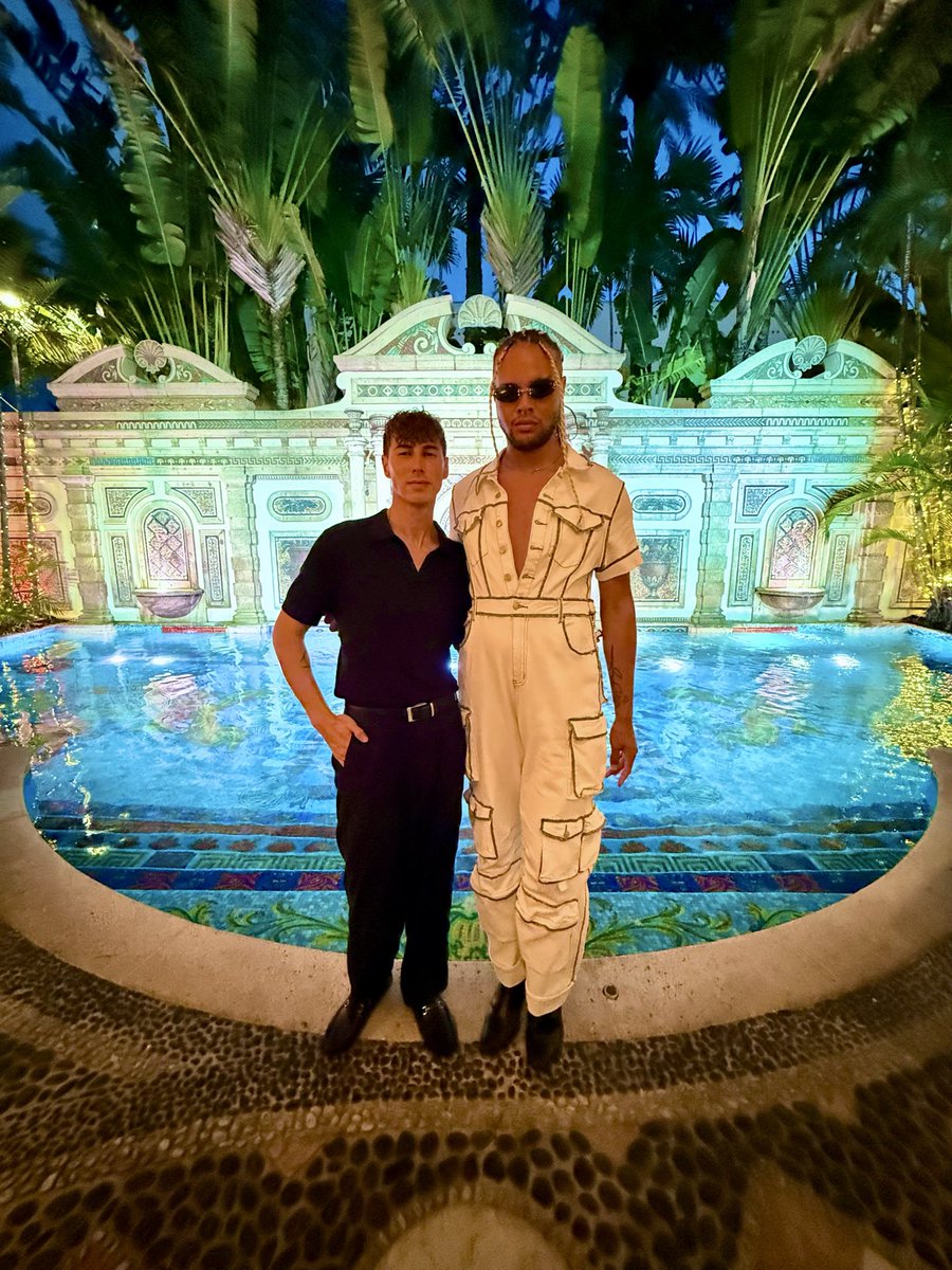 OkayTwunk's tweet photo. A pocket-top and a XL vers walk in the Versace mansion��.@OliverAllOverXO https://t.co/W6gxHe9Rtx