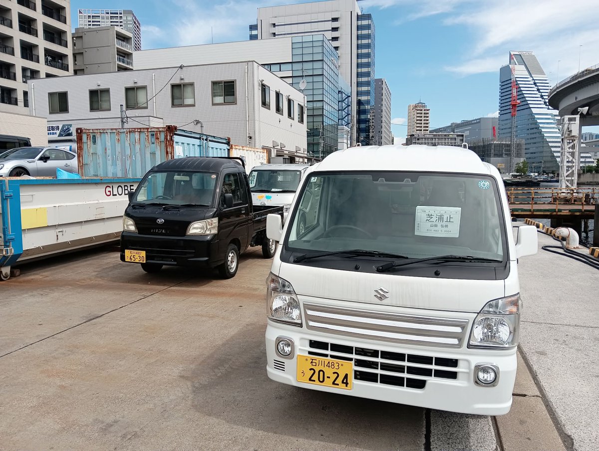 JapanCarSharing's tweet photo. 《八丈島から3 台 のトラック が無事帰還！ （八丈島台風支援活動）》

5月16日 、東京都八丈町（八丈島）にて台風 22 号・ 23 号の災害支援の役目を終えたトラック3台が、無事に協会へ戻ってきました。

3台は、 昨年 12 月から貸出しを行い、八丈島ささえあいセンター「あすなろ」（以下「あすなろ」https://t.co/qpEf34g0KR） の活動終了に伴い、 約半年ぶりの帰還となりました。

支援車両送り出しの際の記事はこちら
https://t.co/RGMPImGdCQ

「あすなろ」の活動で、 この 半年間3台とも めいっぱい活躍してくれたようです 。

八丈島での日々の支援の様子は「あすなろ」様のFacebookページで発信されていて、記事の端々に３台が活躍する姿も垣間見ることができます。
https://t.co/X52qpibBvd

送り出しの時もそうでしたが、離島への支援では、陸送の他、 船での車両輸送も必要となります。

台風4 号の発生 による 船の欠航などでスケジュールの変更を余儀なくされる場面もありましたが、 今回も ボランティアチーム 援人（https://t.co/2fPMh2426d）の山田弘明様（キャリイ：通称慶トラ）・小林和紀様
（ハイゼットトラック）、 任意団体 あすなろず（https://t.co/DOP959cVoj）の高橋香奈恵様（グランマックス） が架け橋ドライバーとして申し出ていただき 長距離陸送のご協力をいただき、無事の帰還となりました。

お届けのみならず、洗車対応まで本当にありがとうございます！

車を提供いただいた小山慶一郎様 、ダイハツ 様 、大阪在住の 提供 者様 、車を運んでくださった 援人様、あすなろず様、中継地点 として対応いただいた橋本自動車様、現地との調整を行ってくださった森下様と高橋様 、様々な方々のご協力があって支援をやり遂げることができました 。

八丈町社会福祉協議会様は、現地の様子を写真でいっぱい共有いただき私たちにとっても励みになりましたし、 フェリー代や 返却時の 陸送費用を負担いただけたことは本当に助かりました 。

連携させていただいた皆様に心より感謝申し上げます。

「あすなろ」 の活動終了後も、まだまだ復旧活動は続いていくと伺っております。
八丈島の 1 日も早い復興をお祈り申し上げます。

【ご協力のお願い】

●車の寄付募集（活用できる車・活用できない車の両方を募集）　
被災者の生活再建や支援活動に活用できる車。
そして、車検切れや使用が難しい車も活動資金に変えて支援に役立てることができます。
大切なお車が被災地を支える力になります。
https://t.co/slsSy0ph8I

●架け橋ドライバー（運搬ボランティア）募集
寄付車両を支援現場へ運ぶ「架け橋ドライバー」を募集しています。
https://t.co/ofcWqPKjT2

●AMAZON欲しいものリスト
AMAZON欲しいものリストを公開しています。 買って応援！
https://t.co/OG2a2KrLZc

#東京都 #八丈町 #八丈島 ＃八丈町社会福祉協議会 #災害支援 #慶トラ #日本カーシェアリング協会 #車の支援 #令和7年台風22号 #令和7年台風23号 #小山慶一郎 #ボランティアチーム援人 #任意団体あすなろず #架け橋ドライバー #ダイハツ工業