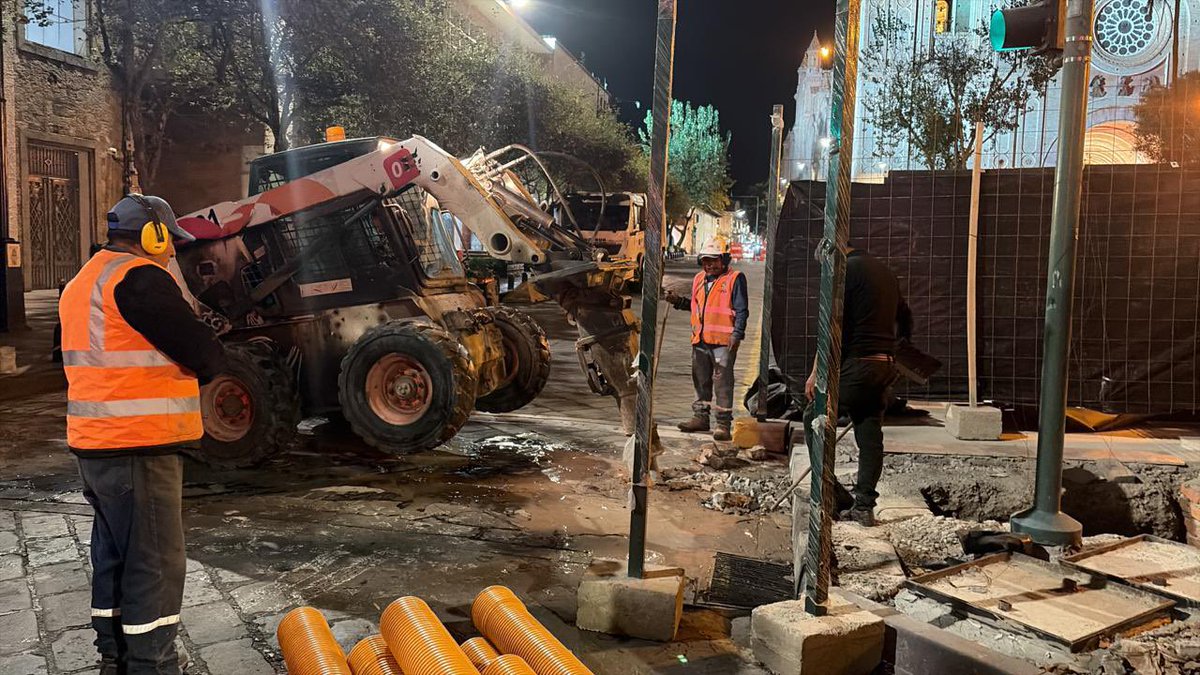 czamoramatute's tweet photo. #ParqueCalderon

Informo que inicia el cierre de la calle Sucre hasta primeras horas de mañana para tender tubería que servirá para la nueva y moderna iluminación 💡del corazón de la ciudad.  Quedará espectacular…🤗

Trabajaremos toda la madrugada sin parar y afectar lo menos posible, tomar precauciones 

#AmorPorCuenca❤️💛