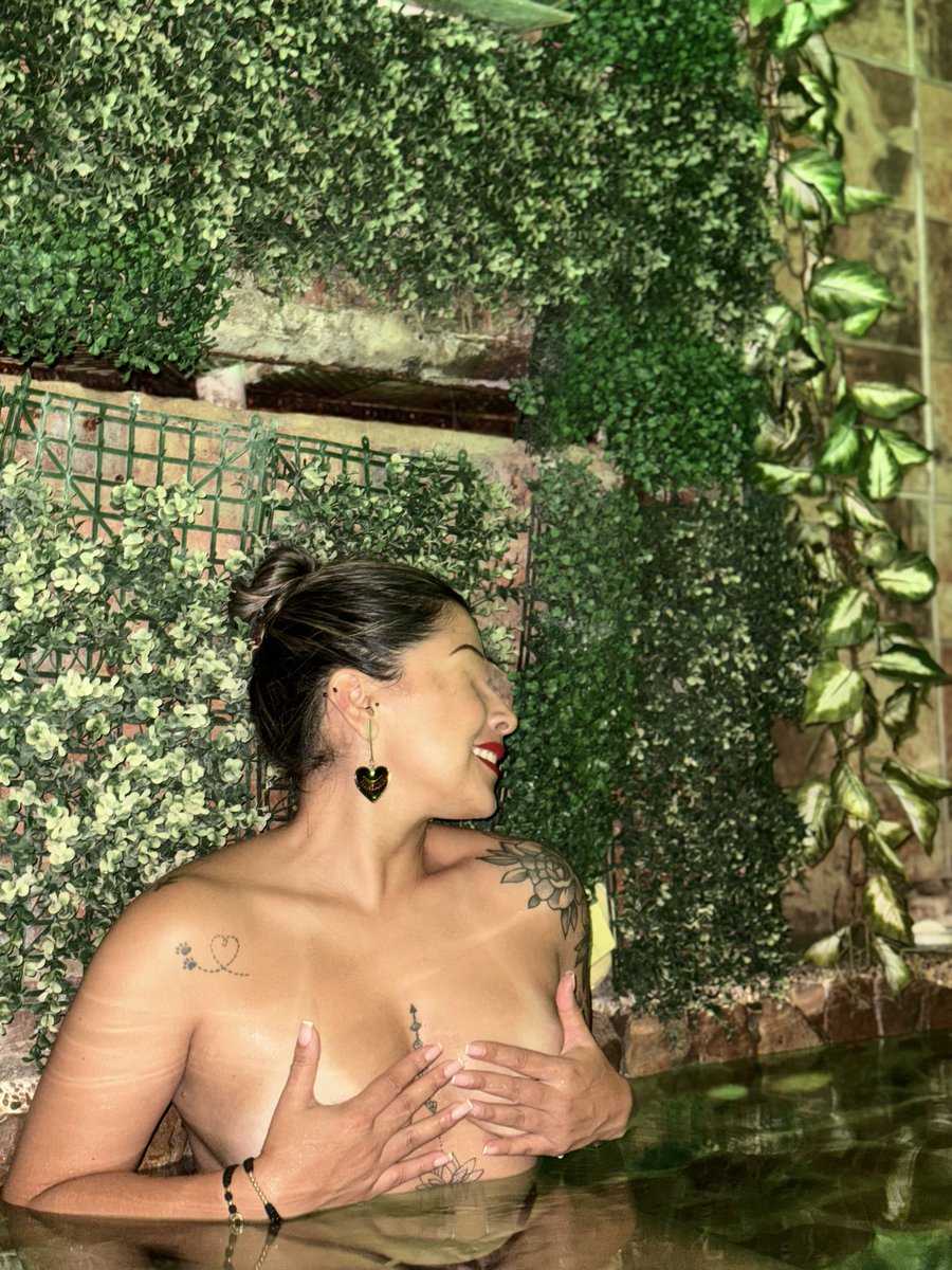 ParejaSwChapi's tweet photo. La belleza de la mujer y la naturaleza comparten la misma esencia: ambas florecen con autenticidad, fuerza y armonía.🍃✨#MartesDeMorboYProvocación #martesdetentación #MartesDeEnseñarLasTetas #MartesDeMorboYPerversion https://t.co/KLLWdKQsBN