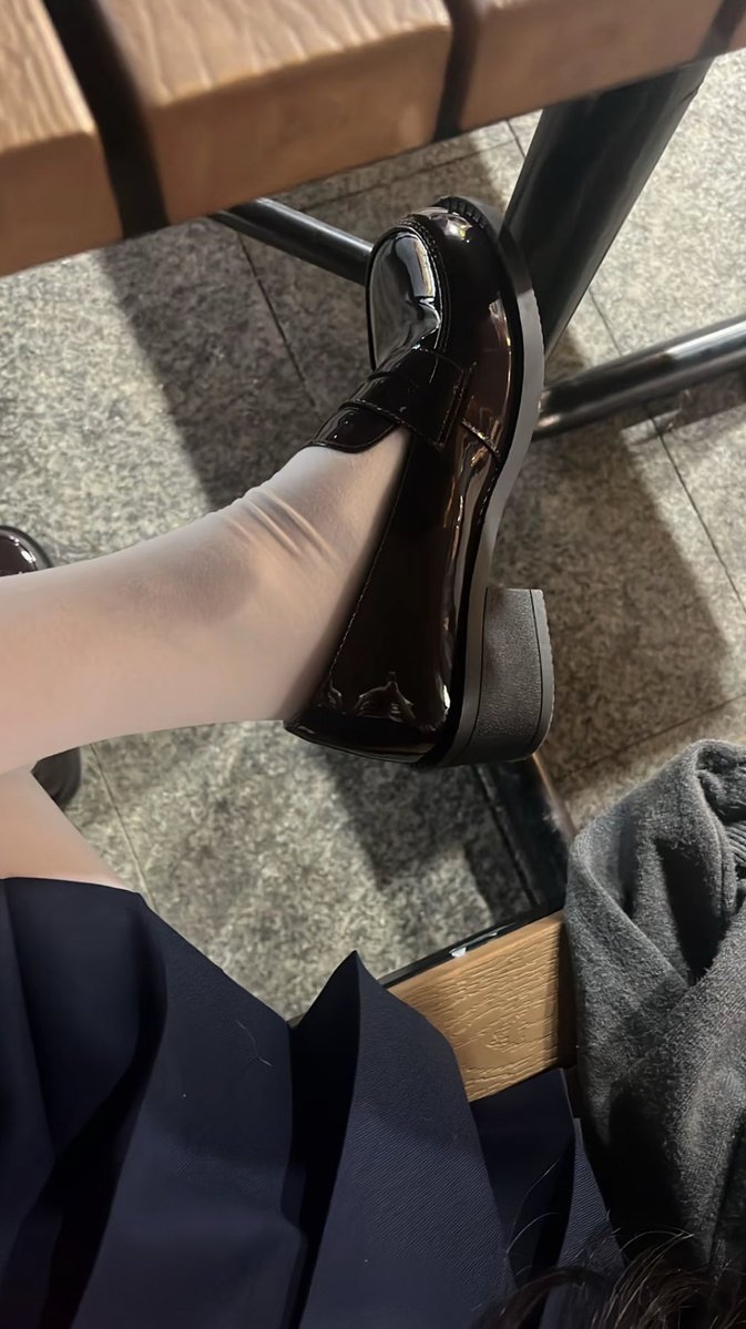 junzz066's tweet photo. 吃饭的时候能有条狗在餐桌下给我舔鞋就好了嘻嘻 #女s #女大 https://t.co/4mMTXuePEf