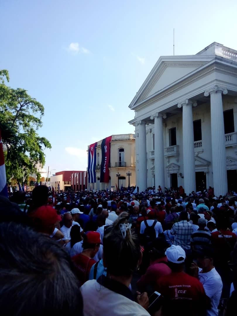ahpvc1969's tweet photo. Como representación de #VillaClaraConTodos, asistieron trabajadores del #AHP a la convocatoria matutina en el parque Vidal de Santa Clara, donde en Tribuna antimperialista cientos de personas clamaron por la #PAZ, por el derecho a vivir y por el NO a la agresión a la soberanía. https://t.co/LCJMrt8sbT