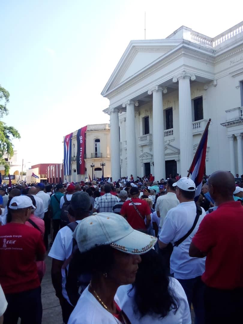 ahpvc1969's tweet photo. Como representación de #VillaClaraConTodos, asistieron trabajadores del #AHP a la convocatoria matutina en el parque Vidal de Santa Clara, donde en Tribuna antimperialista cientos de personas clamaron por la #PAZ, por el derecho a vivir y por el NO a la agresión a la soberanía. https://t.co/LCJMrt8sbT