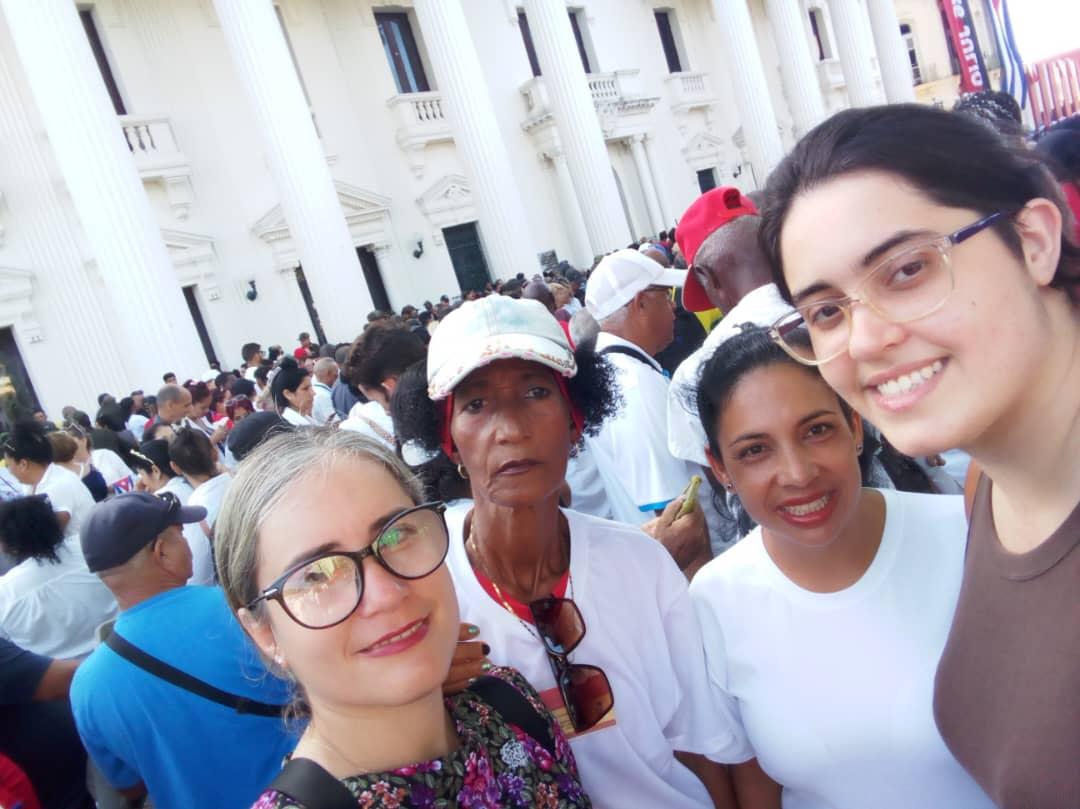 ahpvc1969's tweet photo. Como representación de #VillaClaraConTodos, asistieron trabajadores del #AHP a la convocatoria matutina en el parque Vidal de Santa Clara, donde en Tribuna antimperialista cientos de personas clamaron por la #PAZ, por el derecho a vivir y por el NO a la agresión a la soberanía. https://t.co/LCJMrt8sbT