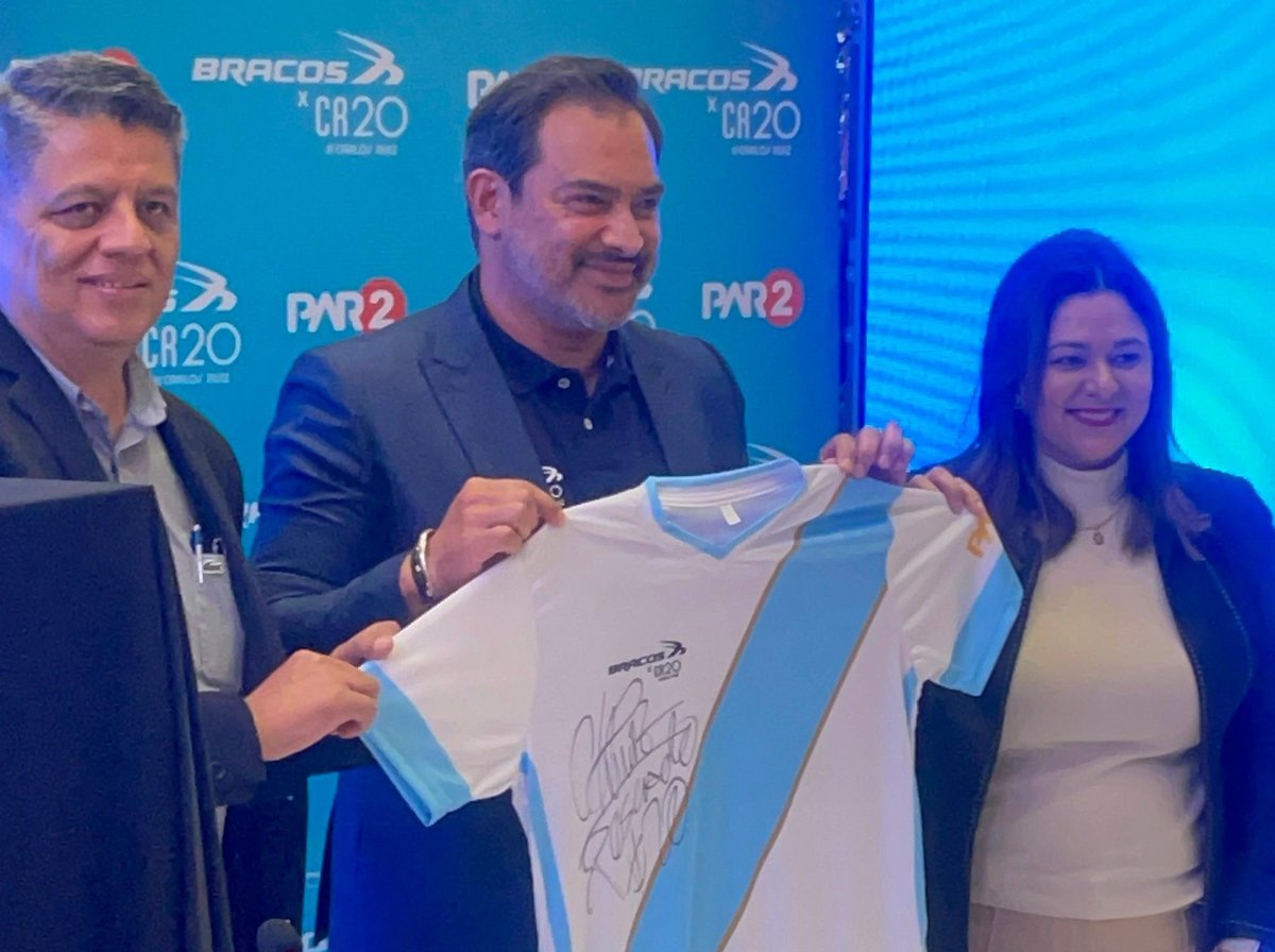 CAVGuatemala's tweet photo. #Guatemala | 👞 ⚽️ LOS ZAPATOS DEL "PESCADITO" RUIZ 🇬🇹
El máximo anotador de la Selección de Guatemala, presentó hoy su línea de zapatos CR20, junto a Bracos. Carlos "El Pescadito" Ruiz, agradeció a la empresa, por hacerle de esta forma un homenaje a su carrera. https://t.co/CY5kdqLmEW