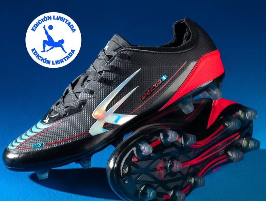 CAVGuatemala's tweet photo. #Guatemala | 👞 ⚽️ LOS ZAPATOS DEL "PESCADITO" RUIZ 🇬🇹
El máximo anotador de la Selección de Guatemala, presentó hoy su línea de zapatos CR20, junto a Bracos. Carlos "El Pescadito" Ruiz, agradeció a la empresa, por hacerle de esta forma un homenaje a su carrera. https://t.co/CY5kdqLmEW
