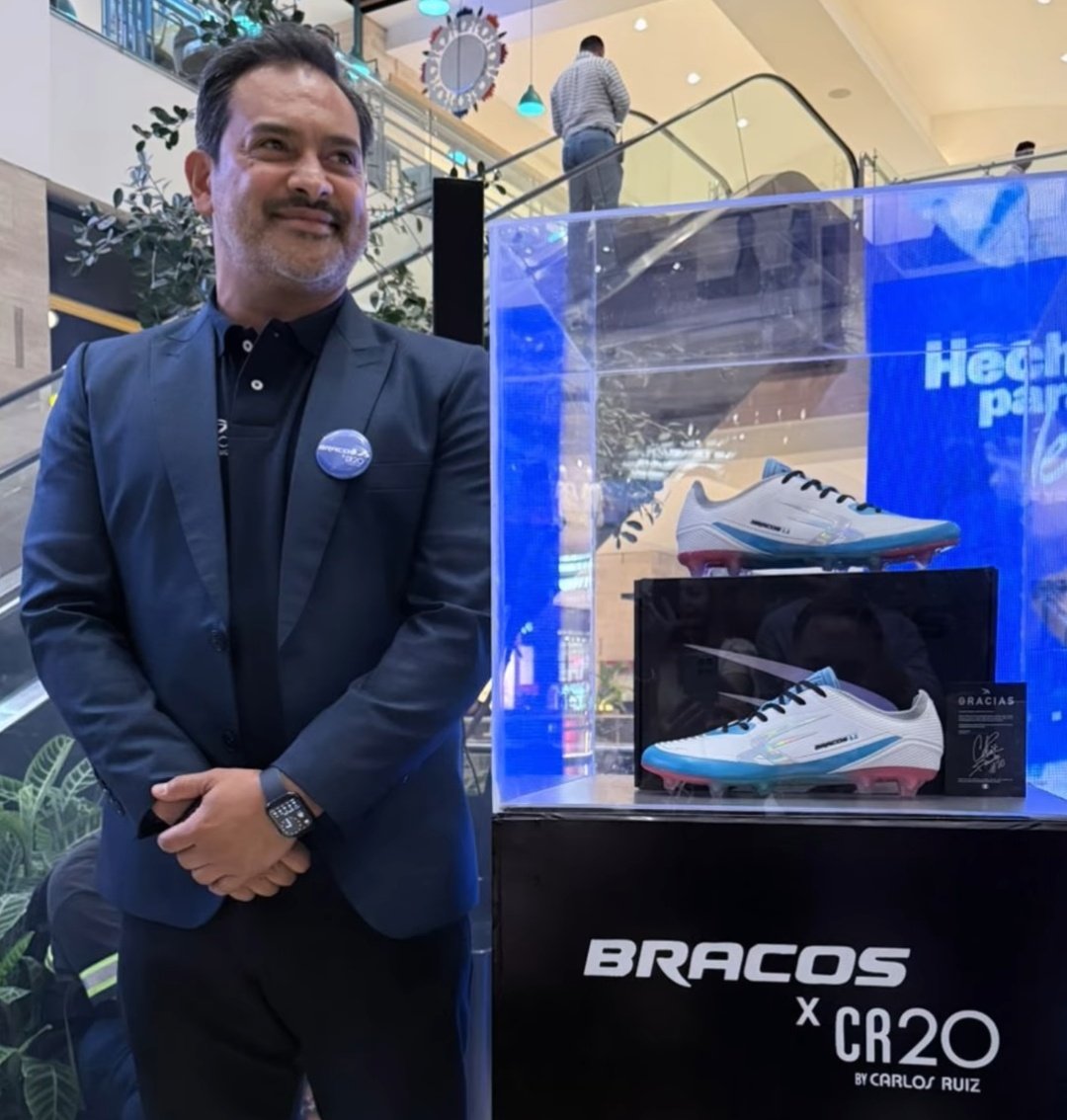 CAVGuatemala's tweet photo. #Guatemala | 👞 ⚽️ LOS ZAPATOS DEL "PESCADITO" RUIZ 🇬🇹
El máximo anotador de la Selección de Guatemala, presentó hoy su línea de zapatos CR20, junto a Bracos. Carlos "El Pescadito" Ruiz, agradeció a la empresa, por hacerle de esta forma un homenaje a su carrera. https://t.co/CY5kdqLmEW