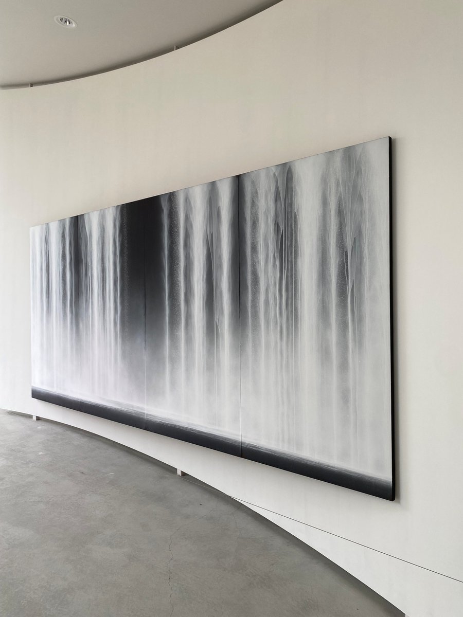 senjumuseum's tweet photo. 作品「ウォーターフォール」（2012）は開館の翌年に収蔵されました。「シンウォーターフォール」が指し示す山水図としての滝、理想の自然画、革新的な日本画として象徴的な作品です。ここから新作「白糸の滝」への流れをぜひご体験ください。
#軽井沢千住博美術館
#軽井沢
#千住博
#白糸の滝 https://t.co/BVc1byrxq0