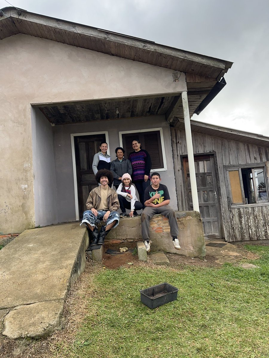 _oderie's tweet photo. ontem y hoje as crianças me alugaram: vimos a gralha azul, ensinei sobre a importância das araucárias, dirigi pra encontrar capivara no lago y vivemos um pouco do nosso Oblé Nderé junto com a vó 🤎🏹 https://t.co/2KN6pm0duz