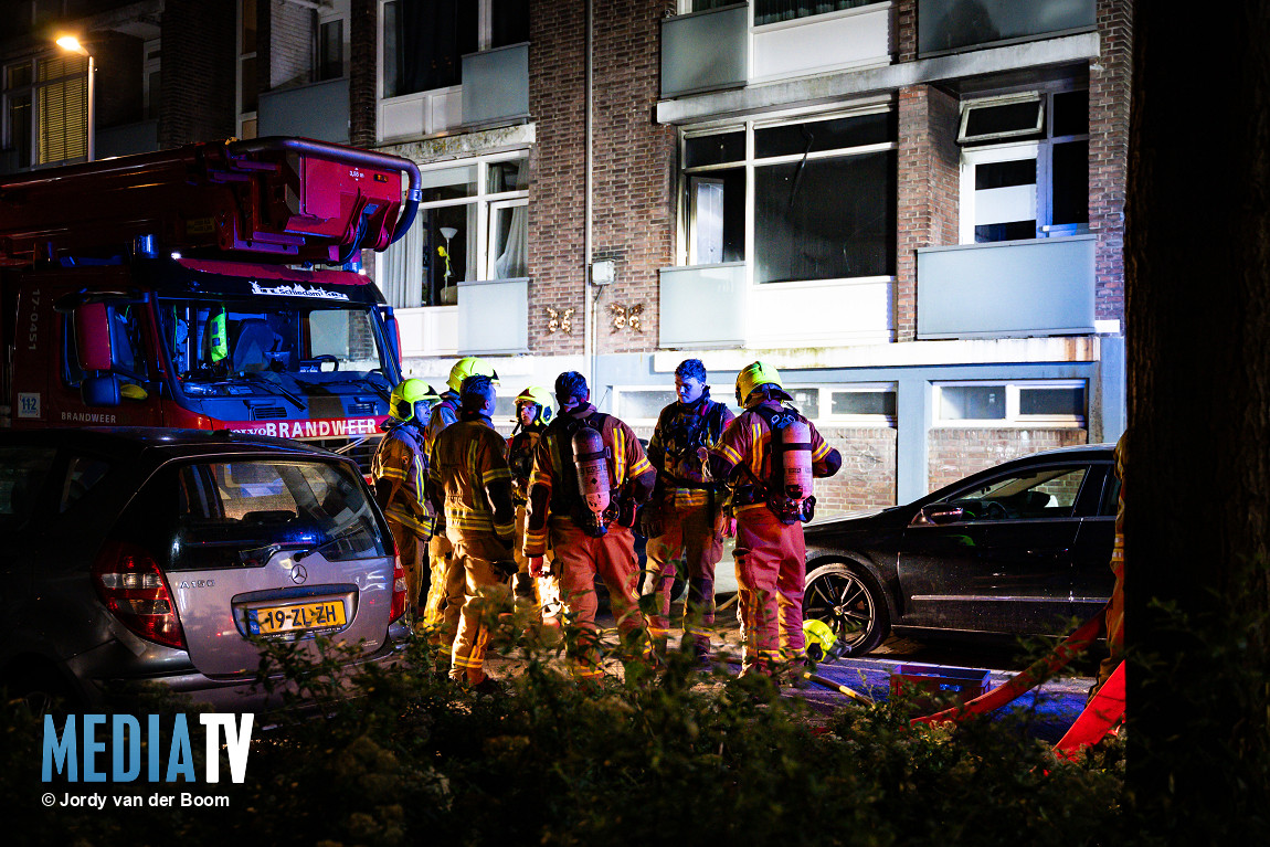 Felle uitslaande brand verwoest portiekwoning in Rotterdam