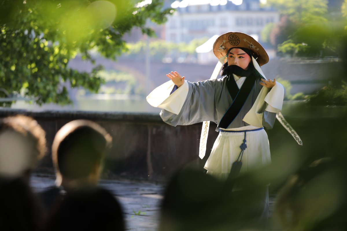 PKU1898's tweet photo. Riverside. Dappled shade. Early summer in Heidelberg — and somewhere along the Neckar, the sound of Kunqu began to drift.

On May 22–23 (local time), invited by Heidelberg University's Institute of Chinese Studies and Confucius Institute, the PKU Kunqu Center ensemble, led by Prof. Chen Jun, brought 𝑫𝒊𝒂𝒍𝒐𝒈𝒖𝒆𝒔 𝑨𝒄𝒓𝒐𝒔𝒔 𝑻𝒊𝒎𝒆 𝒂𝒏𝒅 𝑺𝒑𝒂𝒄𝒆: 𝑪𝒐𝒏𝒕𝒆𝒎𝒑𝒐𝒓𝒂𝒓𝒚 𝑹𝒆𝒔𝒐𝒏𝒂𝒏𝒄𝒆𝒔 𝒐𝒇 𝑲𝒖𝒏𝒒𝒖 𝑶𝒑𝒆𝒓𝒂 to Heidelberg.