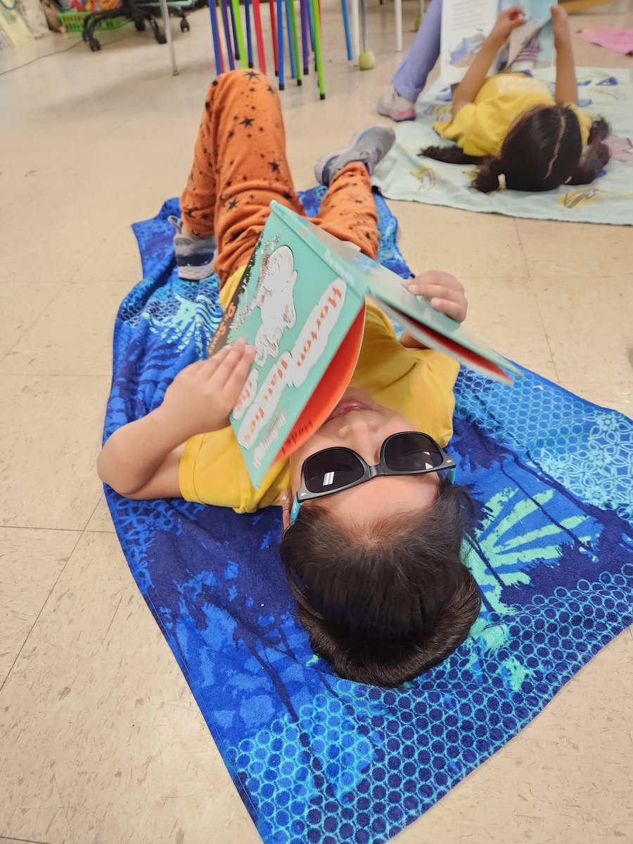 MrsMaynard1st's tweet photo. Showing off some research and reading on the "beach"! @ChristianaES1 https://t.co/CjCgezQklw