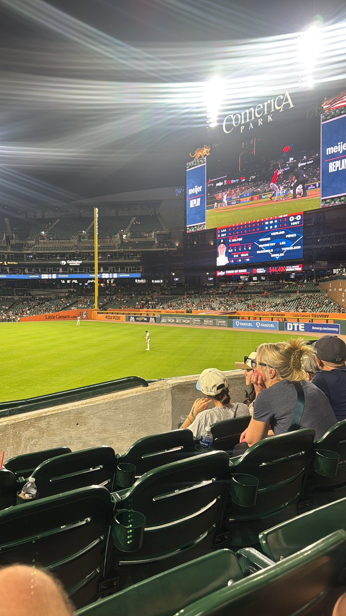 MunchOfTheWeek's tweet photo. Thanks to the tarps off 8th graders when we were up 2, we are now down by 4!!!! Thanks guys!!!!! #tigerssuck https://t.co/rT3UjbChUD