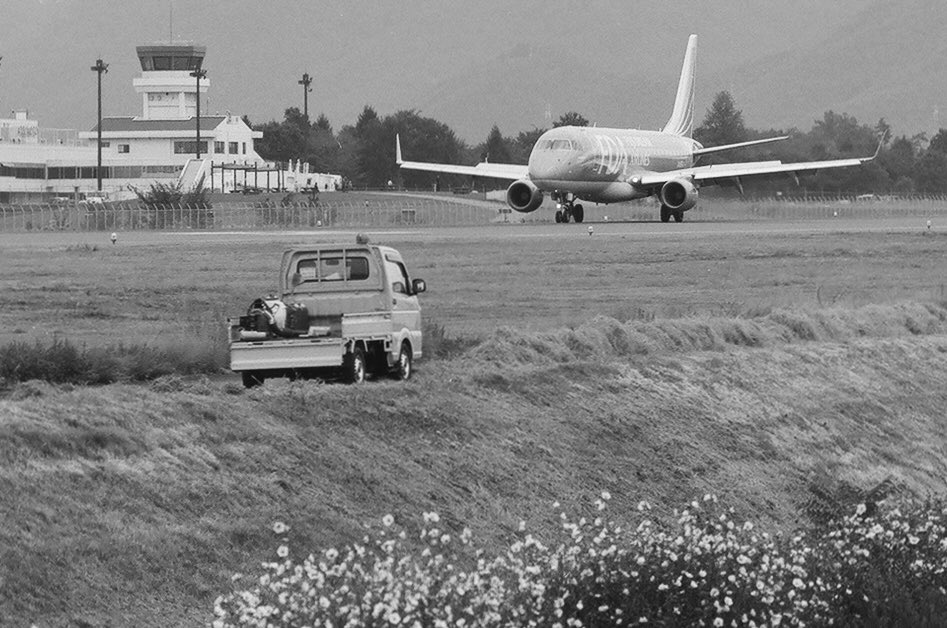 F5Slr's tweet photo. 2025.10
Ai Nikkor 200mm F4
agfa APX 100
 SPD1+1. 20°C. 7分30秒

#松本空港 
#agfaapx100
#フィルム写真 https://t.co/ZOPmHbv2L9
