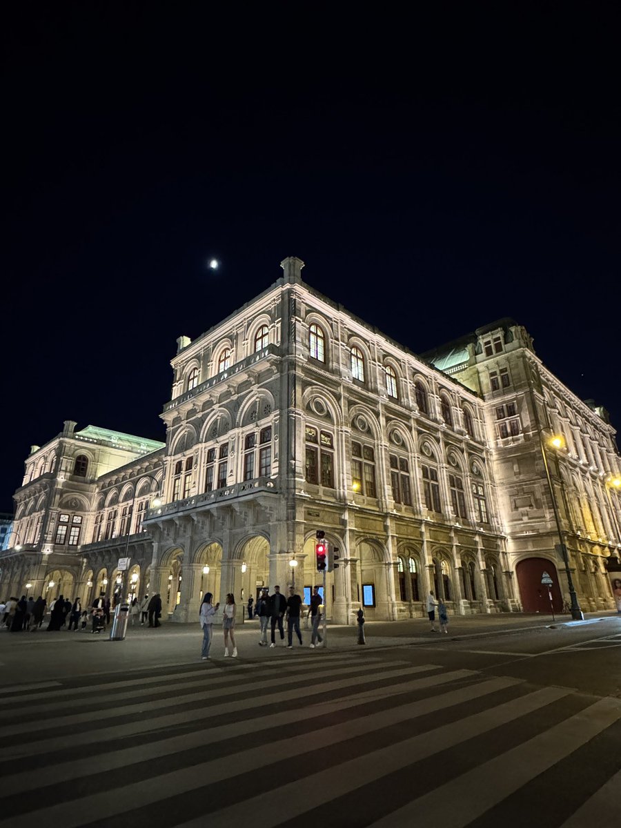 abm_feli's tweet photo. HYDEさんのコンサートを観にオーストリアへ行ってきました🇦🇹
色々観光もできて楽しかった☺️
どこを歩いていても絵になる街でした✨ https://t.co/bgypmxcdoP