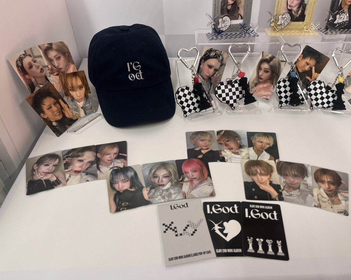 the manila fits trading cards😭💔💔