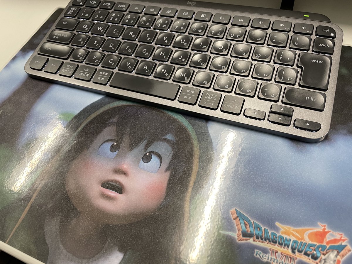 Nobuo_Hatauchi's tweet photo. 本日はドラクエの日でなんと40周年だそう！本当におめでとうございます！！
直近ＤＱに関われて感慨深いです。

ちなみに、写真は先日POP UP CAFEでゲットしたラミネート加工ランチョンマット。ちょうどスライムの位置にキーボードがあり、常にアルスに見守られていますw
#ドラクエの日 #DQ40th https://t.co/zrFok4qy5d