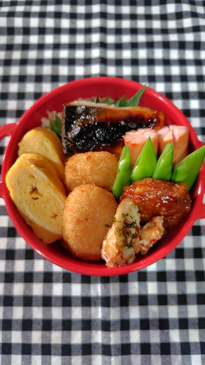 33ma_mi's tweet photo. おはようございます☀
5/27(水)お弁当🍱
🌼塩サバ🐟️
🌼だし巻き卵🥚
🌼カニクリームコロッケ🦀
🌼ウインナー＆絹さや🫛
🌼牛カルビマヨ＆竹輪マヨ磯辺
#お弁当 #お弁当作り楽しもう部 
#お弁当記録 #お弁当日記 https://t.co/kzNhyudq9Z