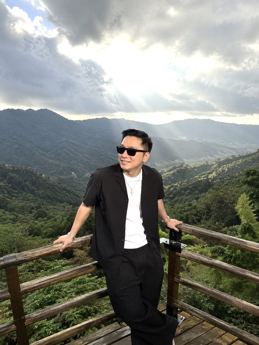 RayAngeloBamba's tweet photo. Keep your face always toward the sunshine—and shadows will fall behind you. https://t.co/QIlknYRLn8