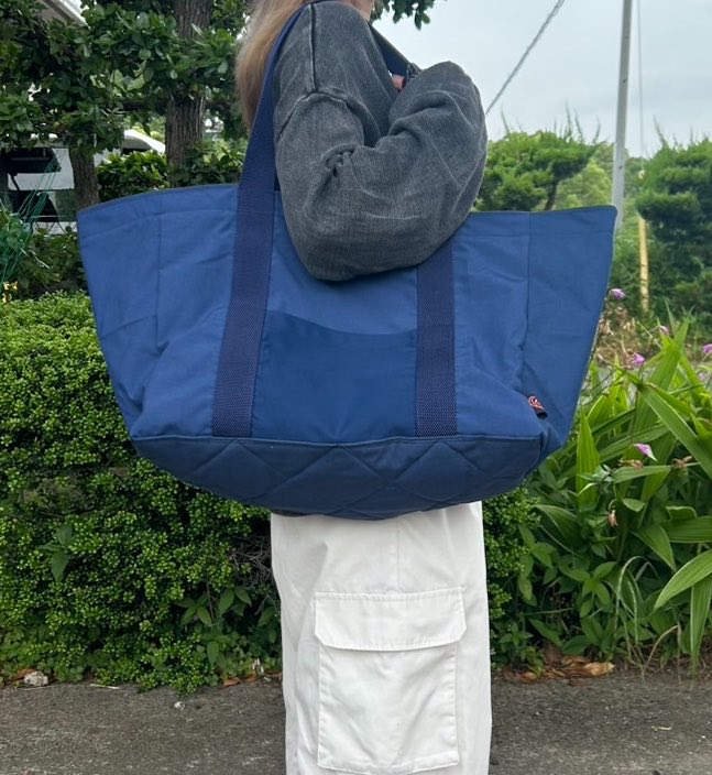 returbull's tweet photo. 新商品③「レジカゴバッグ」

女性が多い職場だからか…
社内で新商品アイデアを募集し、最も多かった「レジカゴバッグ」の声から商品化することになりました！！

ただ…皆にそれぞれ拘りがあり、意見の集約に苦戦😅
これまでにない試作を繰り返すことに💦 https://t.co/JiDu2PYbGt