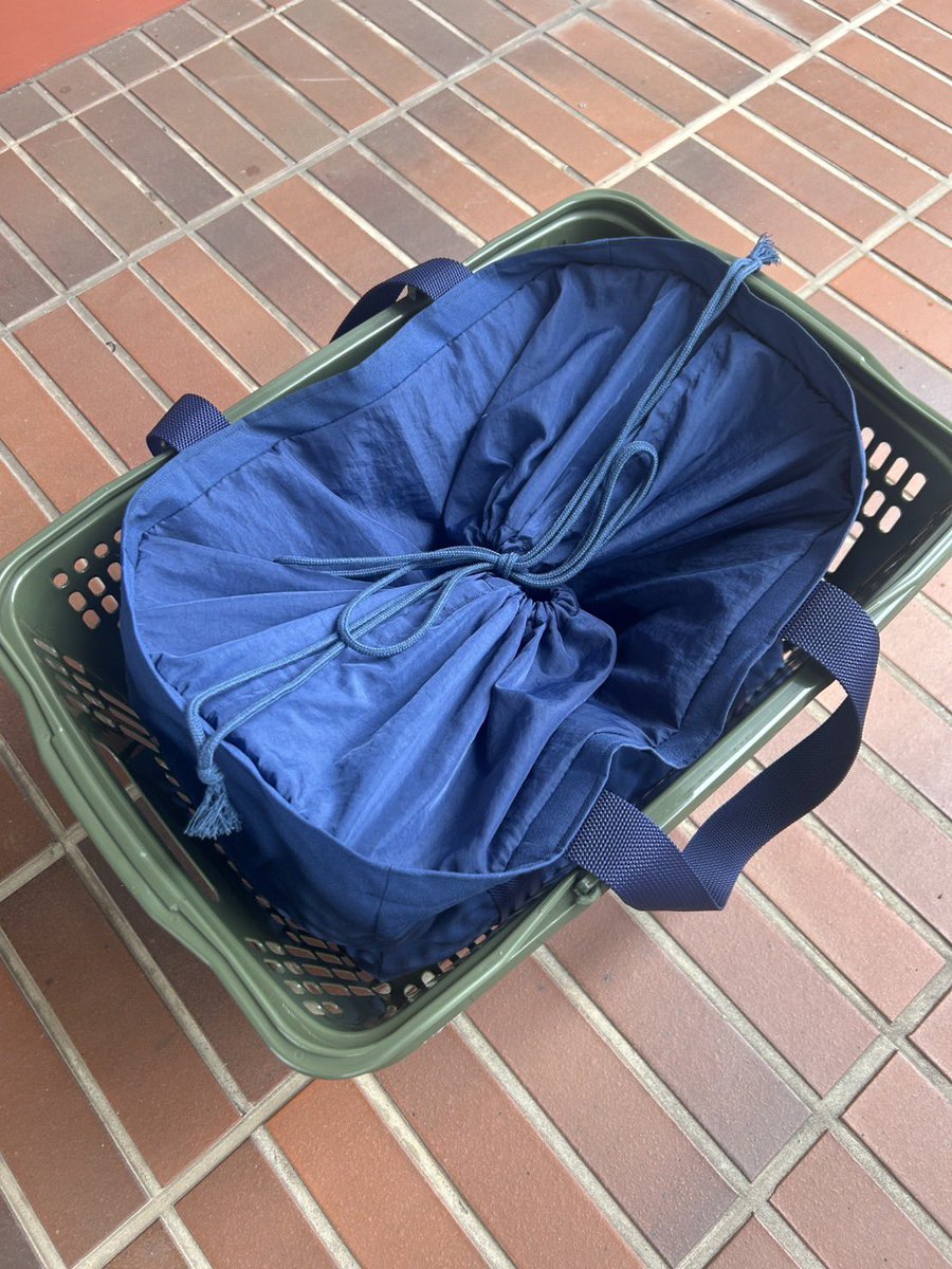 returbull's tweet photo. 新商品③「レジカゴバッグ」

女性が多い職場だからか…
社内で新商品アイデアを募集し、最も多かった「レジカゴバッグ」の声から商品化することになりました！！

ただ…皆にそれぞれ拘りがあり、意見の集約に苦戦😅
これまでにない試作を繰り返すことに💦 https://t.co/JiDu2PYbGt
