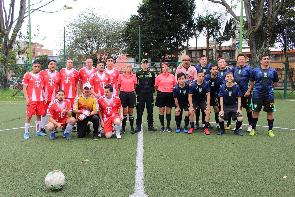 FORPO's tweet photo. 📸⚽ ¡Así vivimos la jornada inaugural de nuestro Torneo de Fútbol 7!

Compartimos algunos de los mejores momentos del inicio de esta gran competencia, donde más allá de los goles, brillaron el compañerismo, el compromiso y los valores que nos representan como Entidad. https://t.co/Y1OkMdLYgp