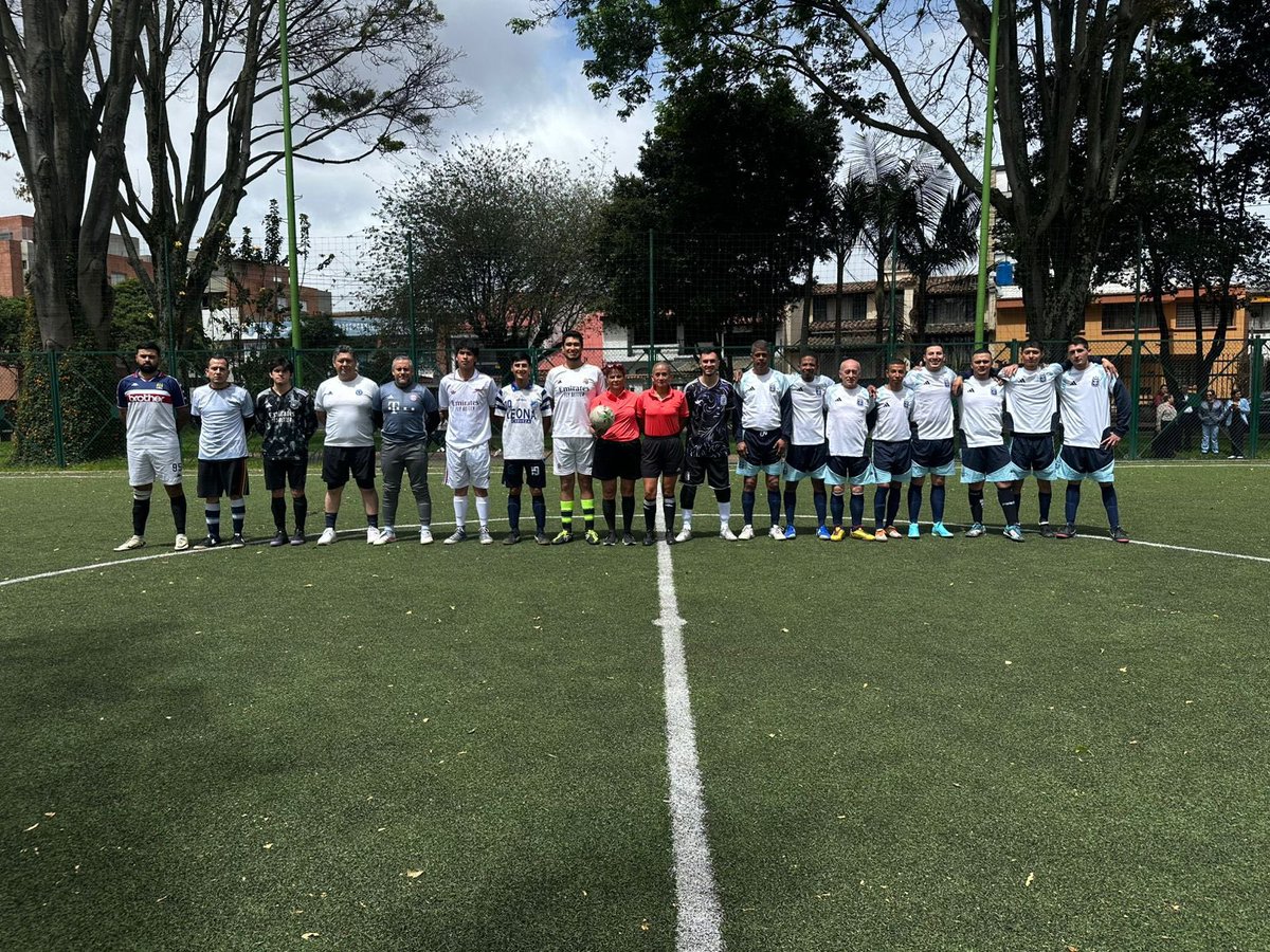 FORPO's tweet photo. 📸⚽ ¡Así vivimos la jornada inaugural de nuestro Torneo de Fútbol 7!

Compartimos algunos de los mejores momentos del inicio de esta gran competencia, donde más allá de los goles, brillaron el compañerismo, el compromiso y los valores que nos representan como Entidad. https://t.co/Y1OkMdLYgp