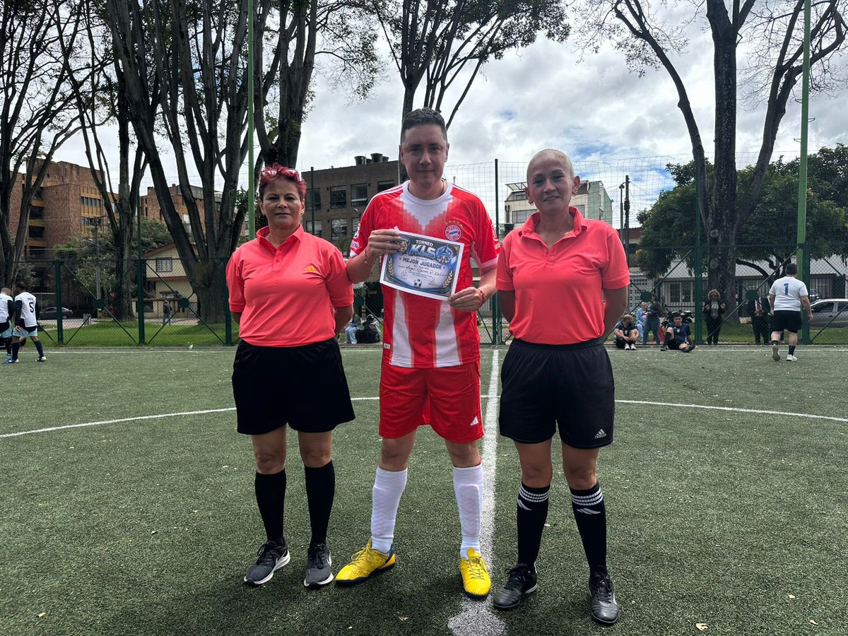 FORPO's tweet photo. 📸⚽ ¡Así vivimos la jornada inaugural de nuestro Torneo de Fútbol 7!

Compartimos algunos de los mejores momentos del inicio de esta gran competencia, donde más allá de los goles, brillaron el compañerismo, el compromiso y los valores que nos representan como Entidad. https://t.co/Y1OkMdLYgp