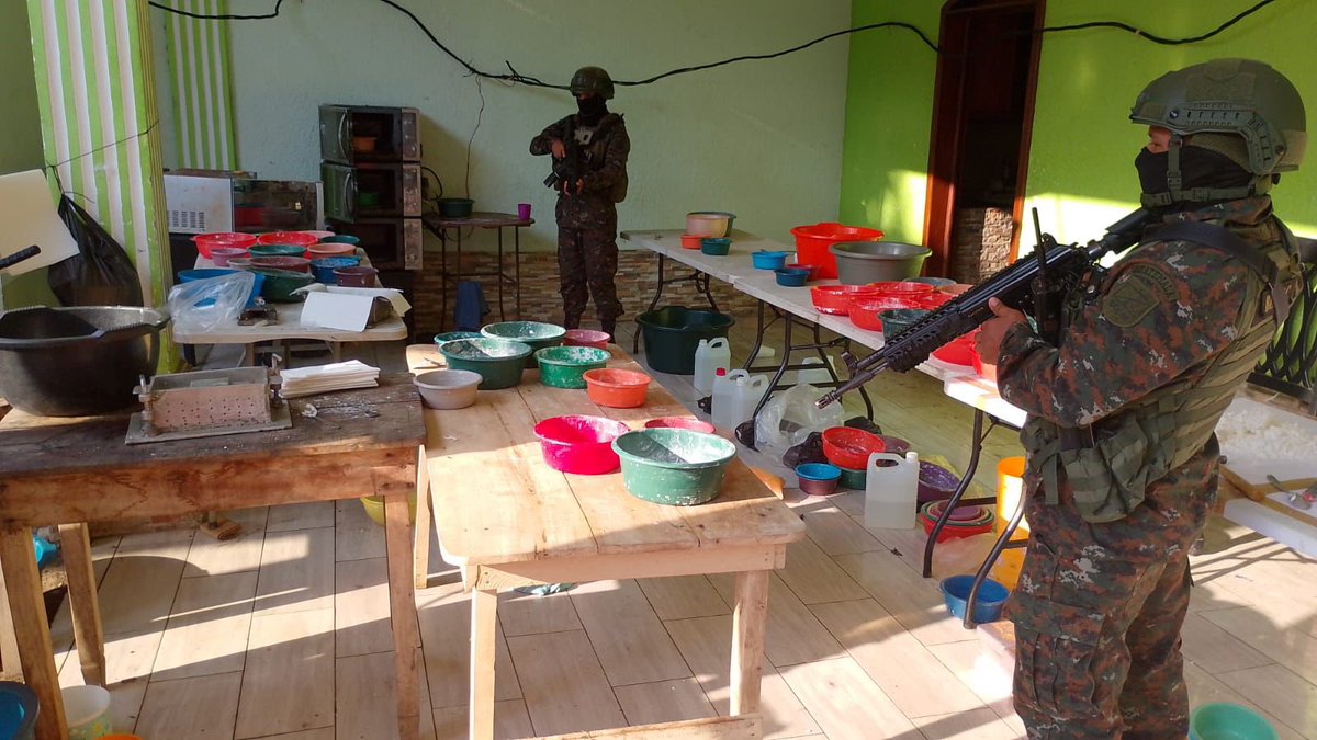 GuatemalaGob's tweet photo. 🚨AHORA: 
El @Ejercito_GT realiza una operación  clave en el combate al narcotráfico.

➡️ Información en desarrollo. https://t.co/Q0oKzywC6U