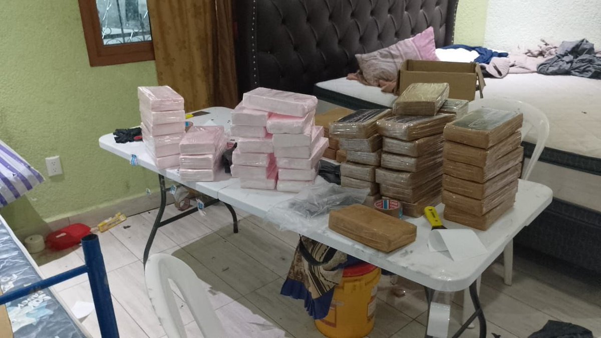 GuatemalaGob's tweet photo. 🚨AHORA: 
El @Ejercito_GT realiza una operación  clave en el combate al narcotráfico.

➡️ Información en desarrollo. https://t.co/Q0oKzywC6U