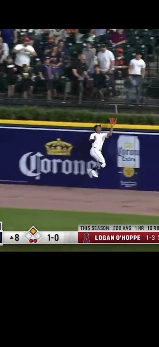 AaronCaverley's tweet photo. @EatEmUpPod how is this guy a professional athlete? https://t.co/8RJLoF29WW