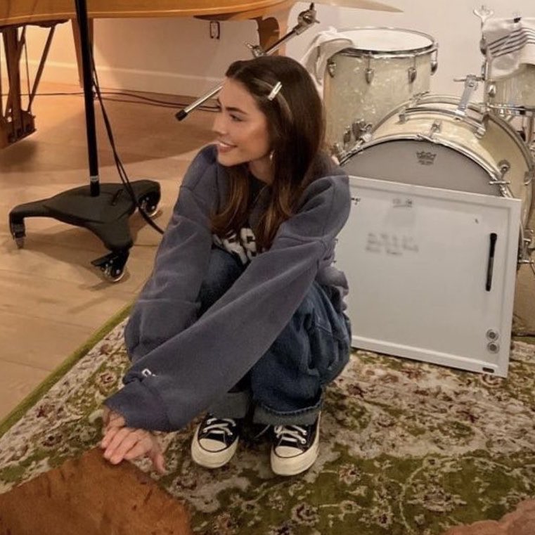 estherslocket's tweet photo. are bracelets for the locket tour a thing?? I have stuff at home and I wanna make some 🥲🤍 https://t.co/iHA7P0DhtQ