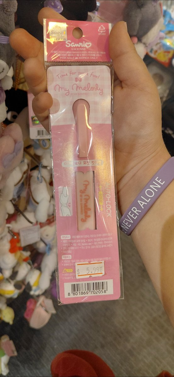 Itz_tanfeelzkit's tweet photo. Will this cut deep? I found this off from the mall and I'm curious I'm still getting it :> #boxcutter #shtwt #sh #razorblade https://t.co/UPeLmpVwBJ