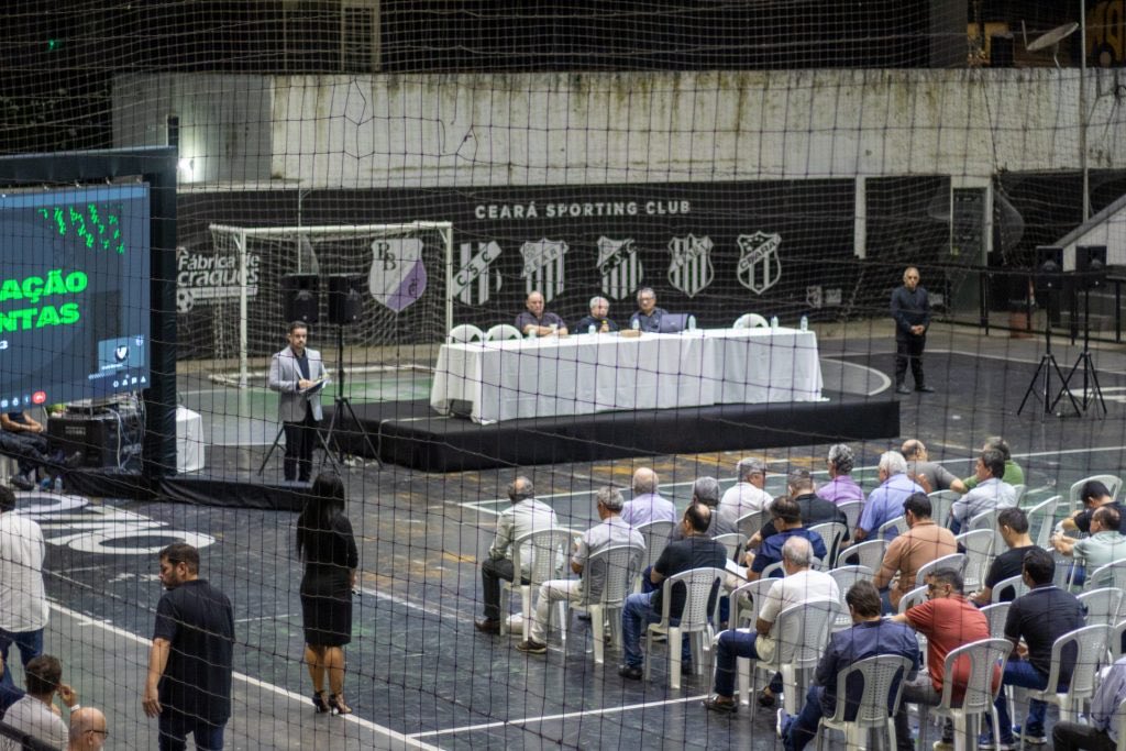 NetoHoracio's tweet photo. Em meio a protestos da principal organizada, o Conselho do Ceará aprova a prestação de contas do clube de 2025.

Foram 97 votos favoráveis, 43 contra, e uma abstenção. 141 Conselheiros aptos a votar compareceram. 

Foto: Ceará SC https://t.co/qD530a4KZg