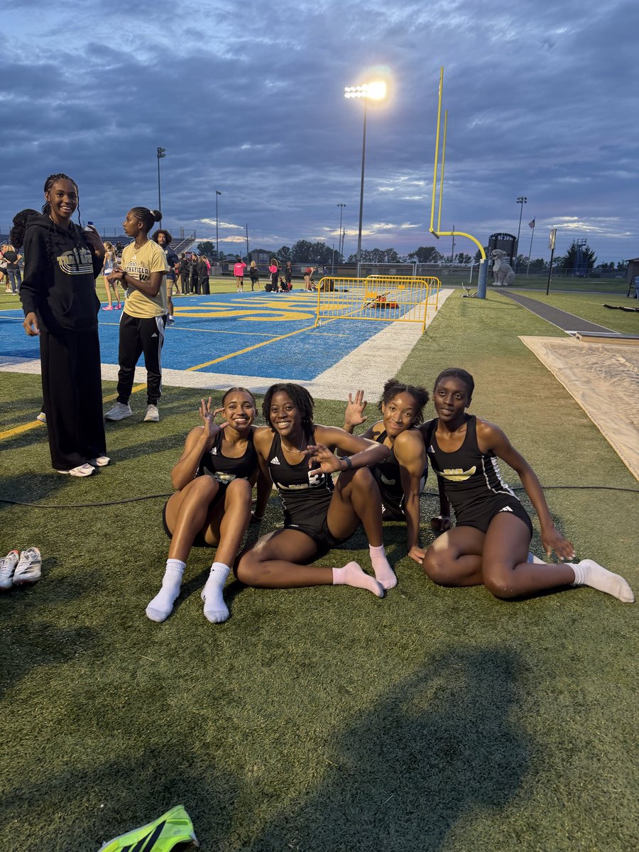 warrencentralSB's tweet photo. CONGRATULATIONS to Gabi Hilliard and Kira Smith for finishing 2nd in Regionals and qualifying for State! …with a new PR 

Kira also qualified for State in the 300m hurdles and was the Regional Champion in high jump!

Happy we made it in time to cheer them on tonight!

@TrackWc https://t.co/mtt8732q6i