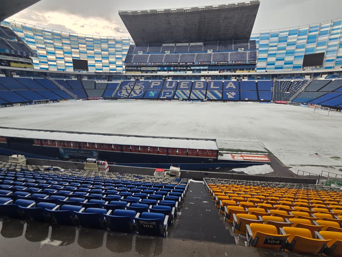 EstadioCuauh's tweet photo. Se adelantó el invierno en la cancha del Cuauhtémoc 🥶❄️ https://t.co/f3PaEakHSH