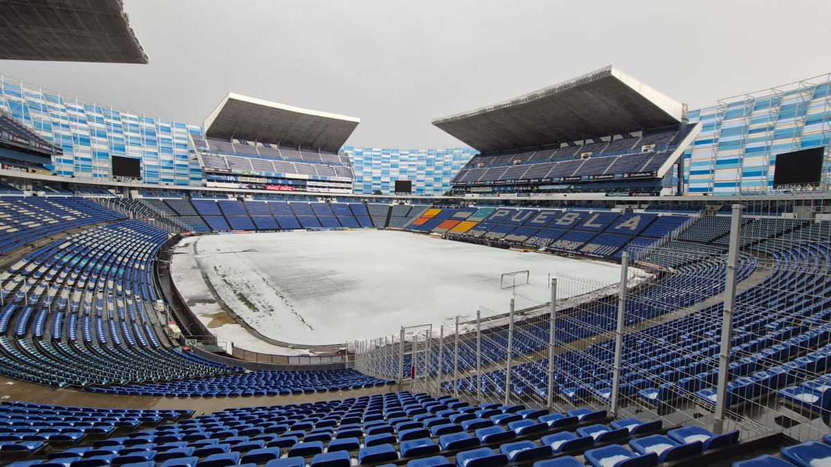 EstadioCuauh's tweet photo. Se adelantó el invierno en la cancha del Cuauhtémoc 🥶❄️ https://t.co/f3PaEakHSH