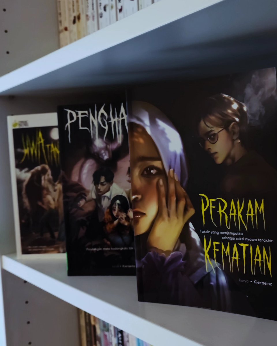 KGSNovels's tweet photo. Dah baca ketiga-tiga karya KIERAEINZ ni? Kalau anda suka cerita seram yang tak masuk akal, yang membuatkan anda tak senang fikir, semua ini memang untuk anda!!! 😵‍💫😰 https://t.co/aWiyybmkDq