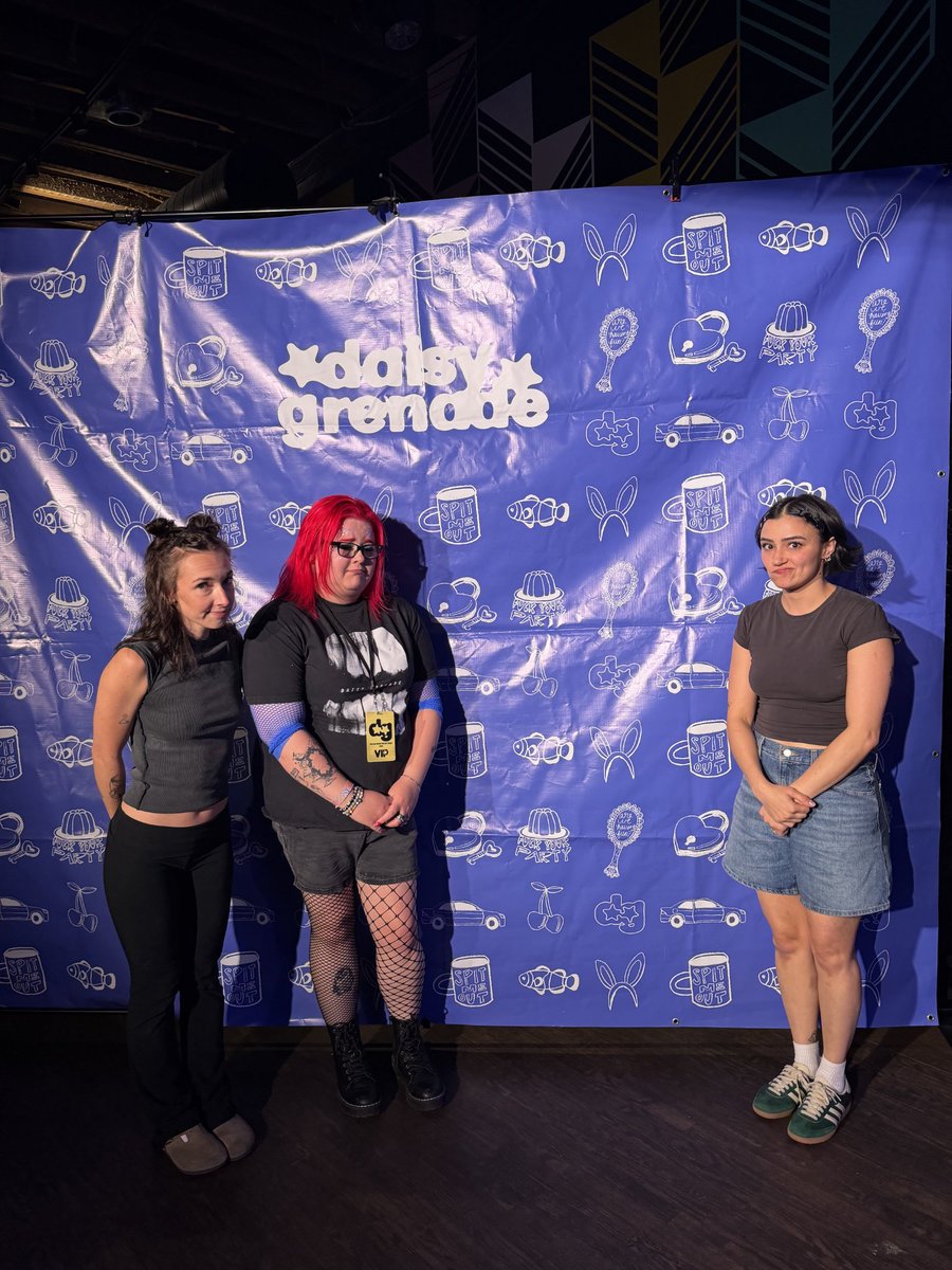 AshrrXx's tweet photo. I wasn't able to make it to the @daisygrenade show because of a funeral in Idaho so @rissatrix helped me still be able to get my meet and greet photo. I'm there in Spirit https://t.co/ppnSa9Xdwc