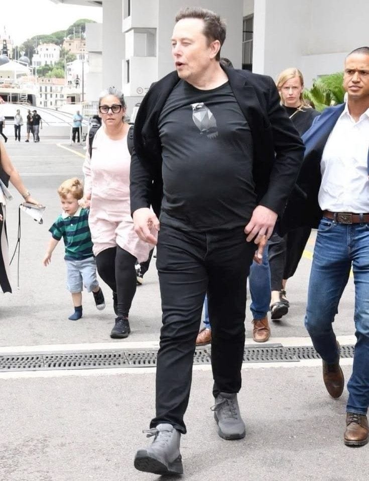 TheCryptoDaddi's tweet photo. Hey @grok ,  show me what Elon would look like after 6 months on Retatrutide and after running two cycles of Tesamorelin, Ipamorelin, MOTS-c, BCP-157 and Kisspeptin.  Aka the ultimate body re-comp peptide stack. https://t.co/WOg29fmxBV