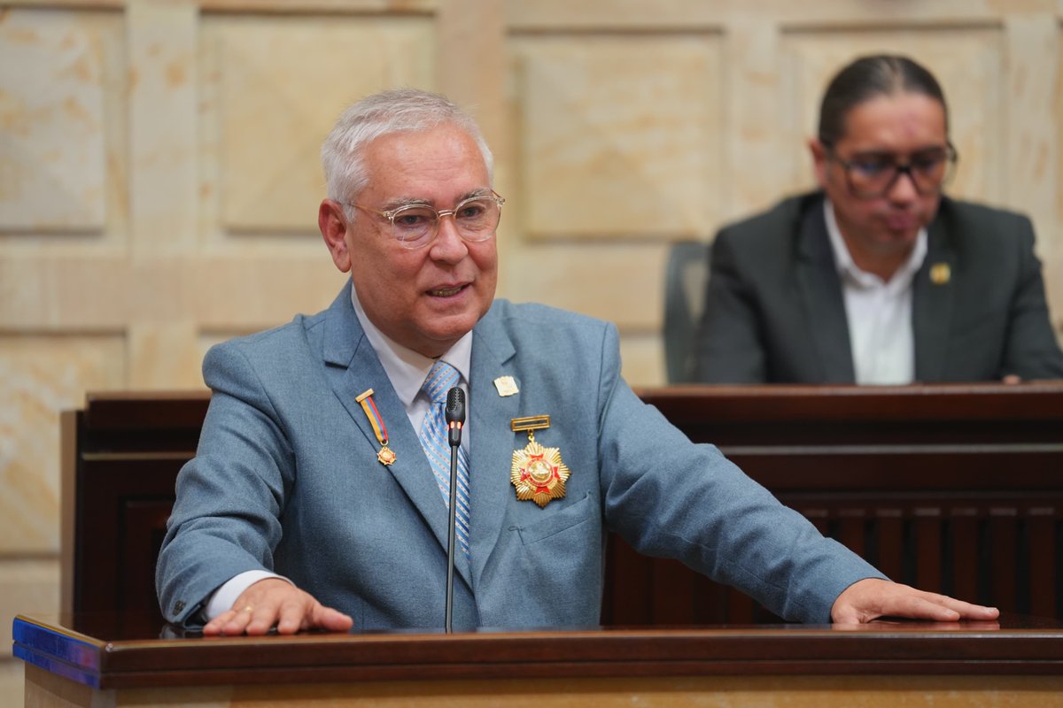 CamaraColombia's tweet photo. Con orgullo, la Mesa Directiva de @CamaraColombia, bajo el liderazgo del representante @jhhojar, rindió homenaje a Plinio Ordoñez, jefe de Protocolo de esta Corporación, con la Condecoración Orden de la Democracia "Simón Bolívar" en el Grado Cruz Gran Oficial. 🏅 https://t.co/3V67zTITXR