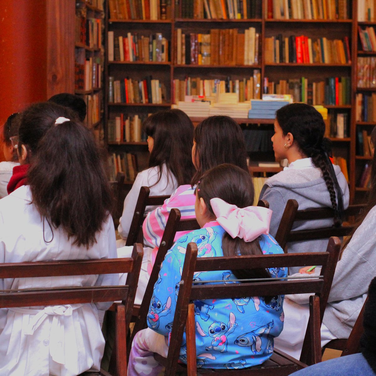 pvlibreria's tweet photo. Día Nacional del Libro junto a alumnos de 5to año de la Escuela Nro 2, en una actividad donde les contamos en qué consiste el trabajo de librero. https://t.co/sJsWfJttB1