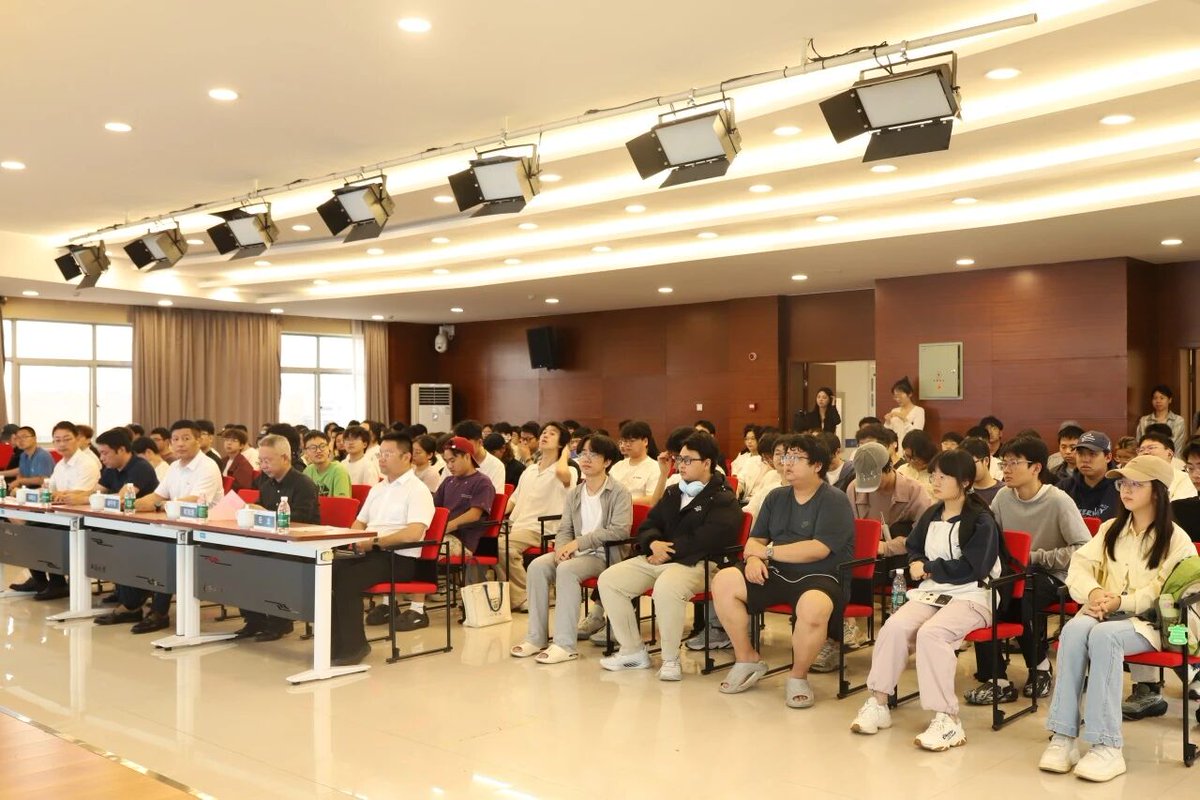 hongda_guoji's tweet photo. On May 20th, Xie Shoudong, General Manager of Hongda International, was invited back to his alma mater, Central South University. He attended the Wenqu Corridor · CSU Alumni Talk and delivered a keynote speech
#Hongda #Mining #CentralSouthUniversity https://t.co/Y1x3QqnuWS