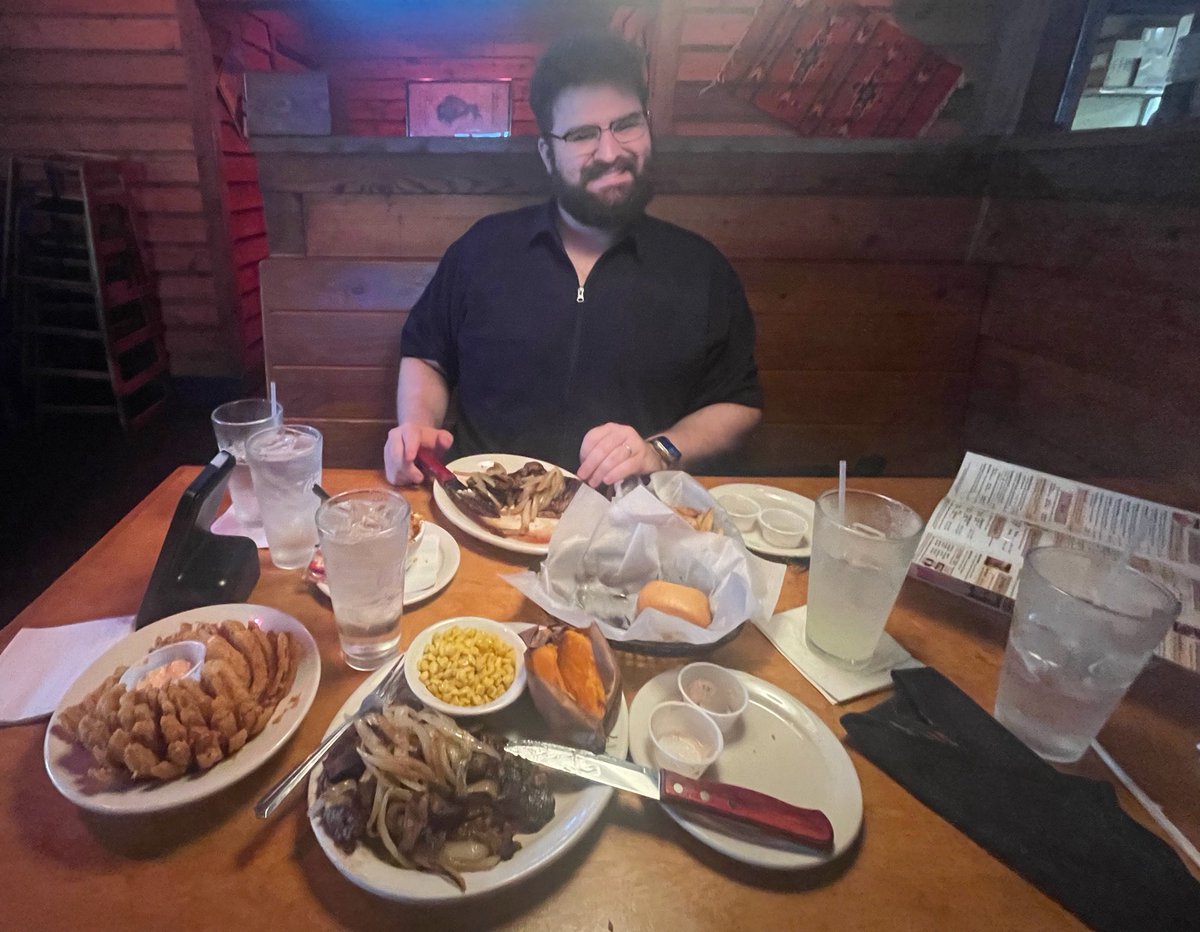 RachelHabbee's tweet photo. hubby bought us new iphones and we went to texas roadhouse for dinner 🥰❤️ https://t.co/lIGP74wYmQ